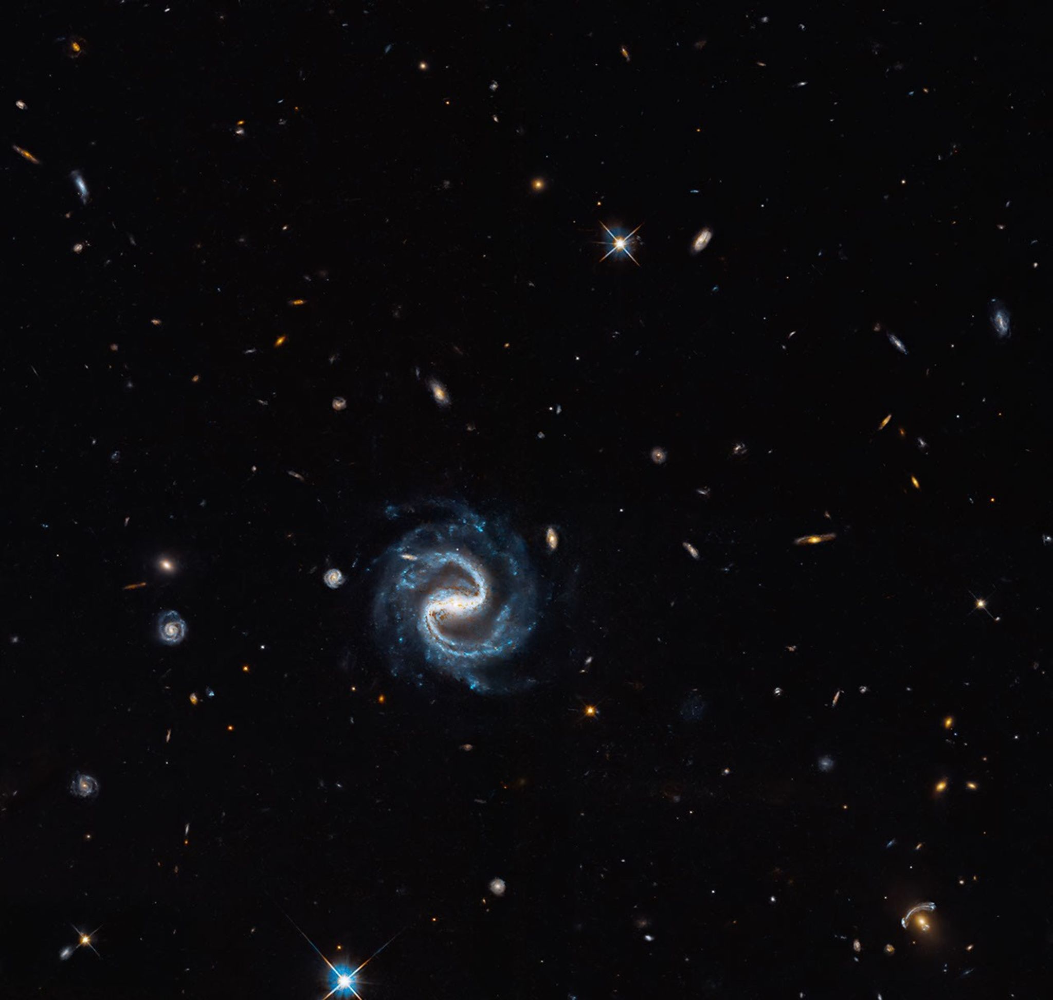 Hubble snimio spiralnu galaksiju i gravitacionu leću