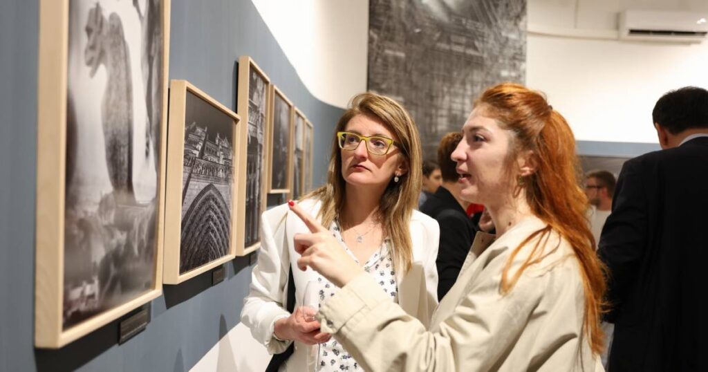 U Umjetničkoj galeriji BiH otvorena izložba “Trideset i šest pogleda na Notre Dame”