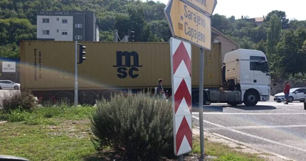 Kolaps na M-17: Kamioni u kvaru i saobraćajna nesreća