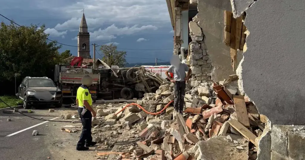 Stradali i državljani BiH: Kamionu otkazale kočnice i zabio se u kuću i potpuno je uništio