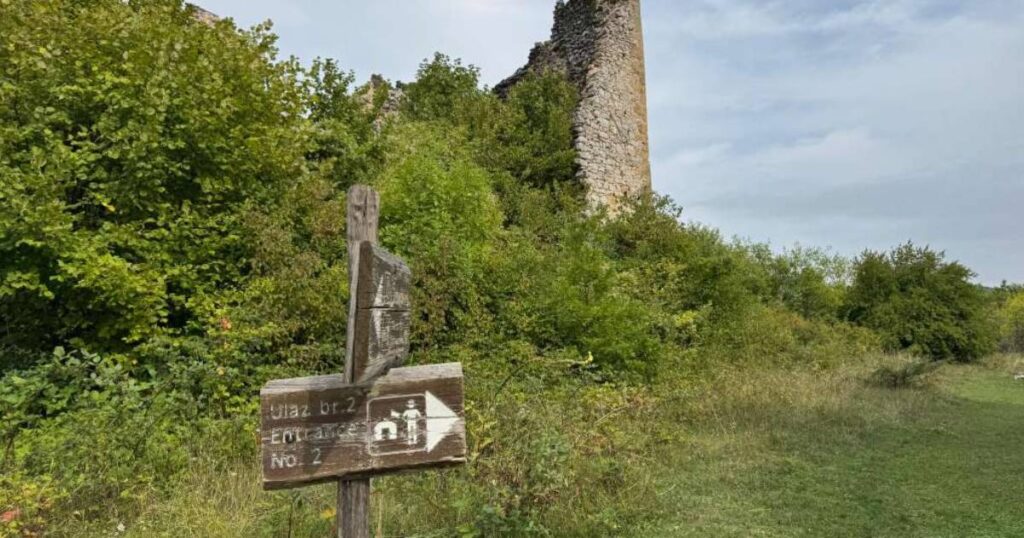 Kula bega Kulenovića zapuštena i obrasla u korov, turisti bez vodiča