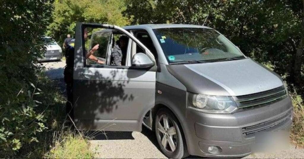 Zaustavili putničko vozilo VW bh. oznaka, vozač i suvozač uhapšeni