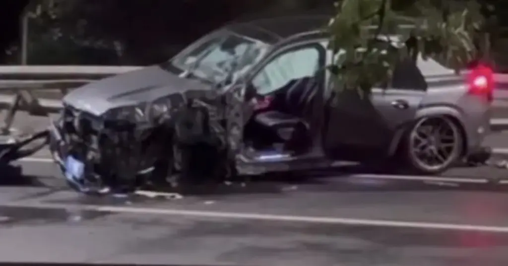 Poznati srbijanski pjevač doživio tešku nesreću, rezali automobil da ga izvuku. S njim bila i supruga