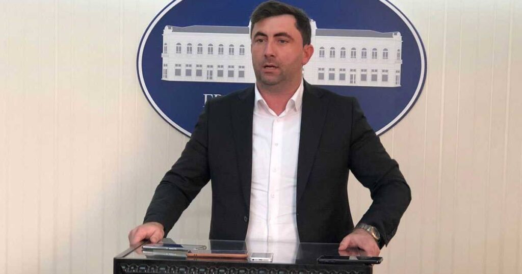 Gradonačelnik Bijeljine kupuje klavir od pola miliona maraka: “To je jedno od mojih prvih obećanja”