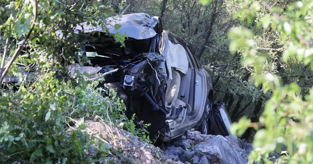 Oboren stub, automobil uništen: Teška nesreća kod Sarajeva, poginula jedna osoba