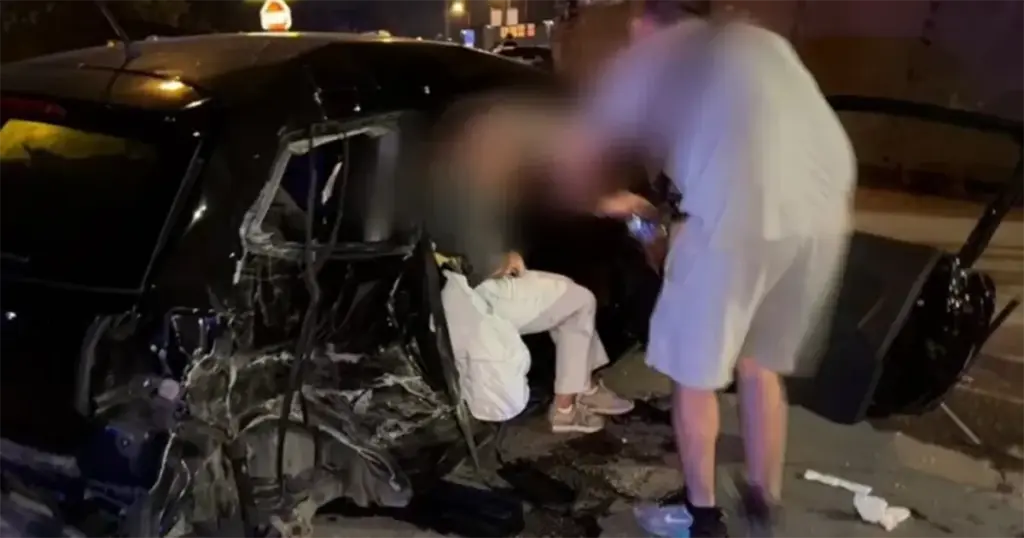 Teška saobraćajna nesreća u Sarajevu, tri automobila potpuno slupana. Jedna osoba prevezena na KCUS