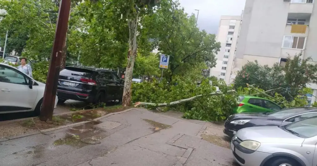Velike štete nakon nevremena: Vreće s pijeskom, blokiran promet, oštećena vozila