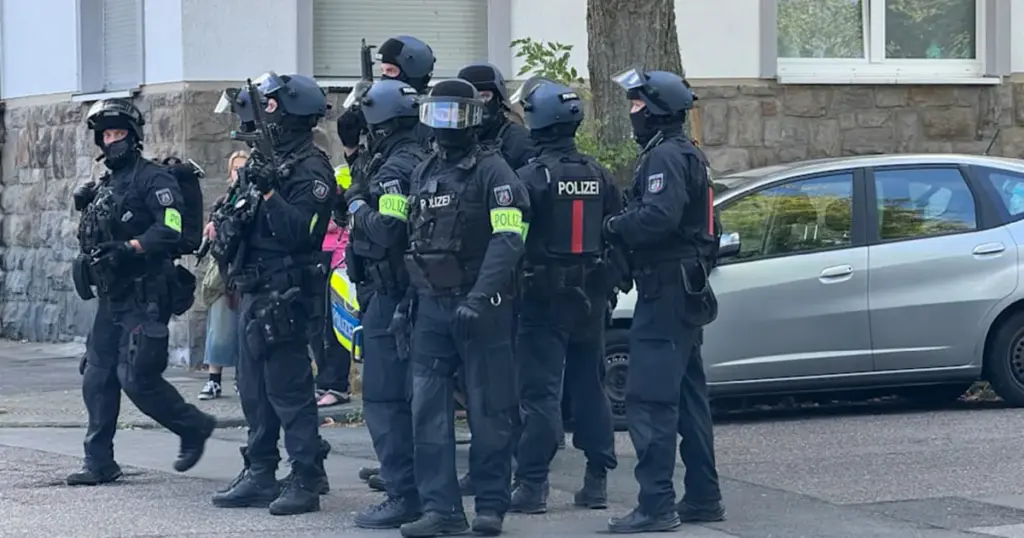 Učenik nožem izbo profesoricu. Iznad škole kruži helikopter, sve je blokirano. Traga se za napadačem