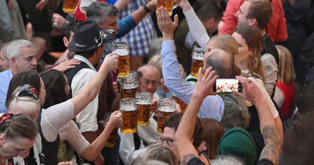 Počinje Oktoberfest: Krigla pive koštat će 15 eura
