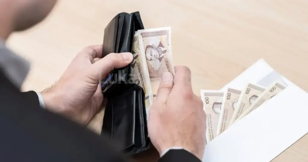 Otpremnina u FBiH i RS: Radnik s platom od 1.200 KM i 5 godina staža ima pravo na 2.000 KM