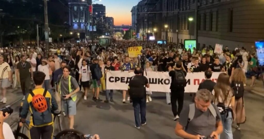 Hiljade građana na protestima u Beogradu i Novom Sadu: “To što je započeto mora da se završi”