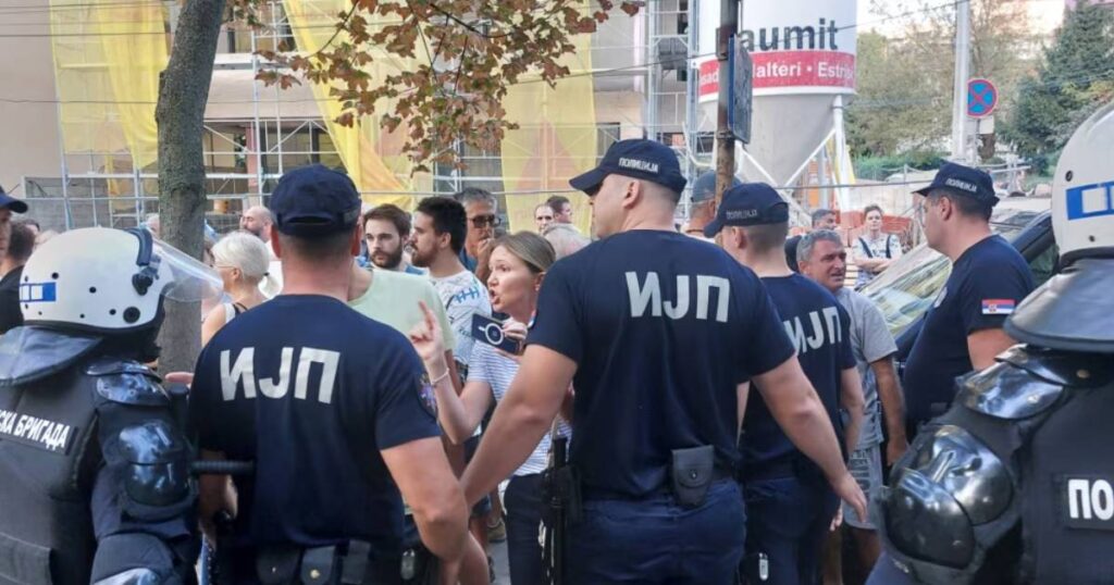Skup pristalica i protivnika vlasti: Policija potiskuje demonstrante, provladini učesnici blokirali saobraćaj