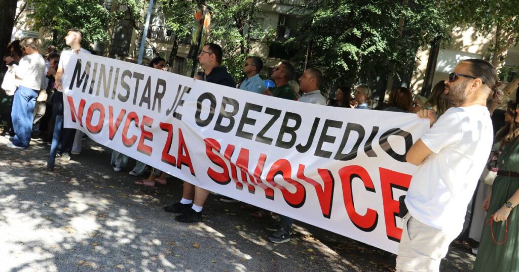 Zdravstveni radnici održali protestnu šetnju u Mostaru, pozvali nadležne da podnesu ostavke