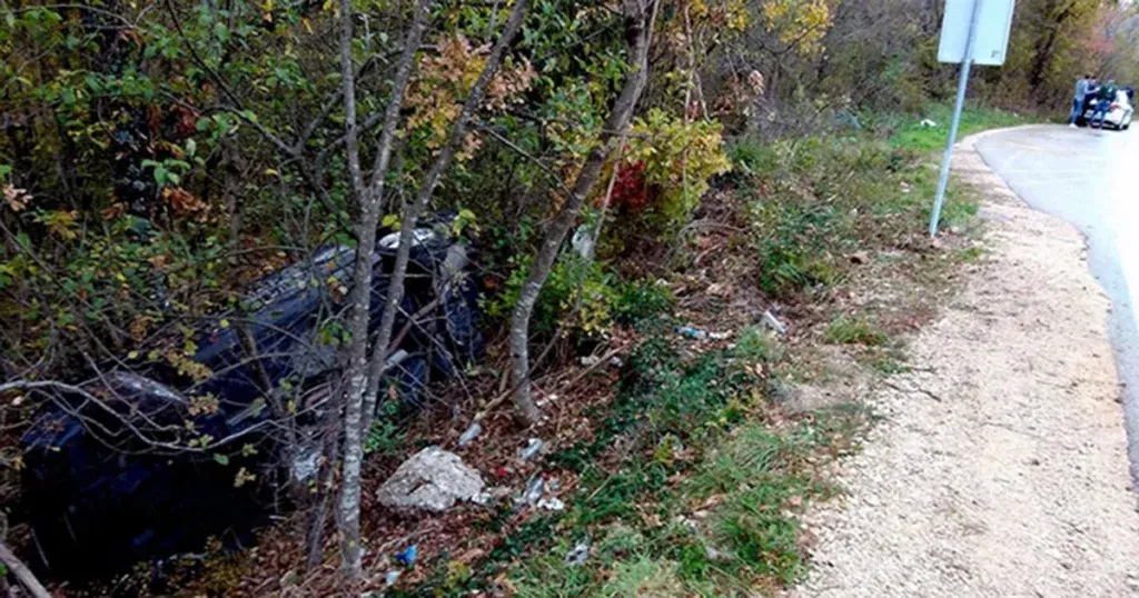 U teškoj nesreći poginuo tinejdžer (17), povrijeđene još četiri osobe koje su bile u vozilu