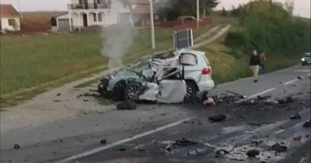 Automobil prešao u suprotnu traku i udario u kamion, potpuno je uništen. Vozač poginuo