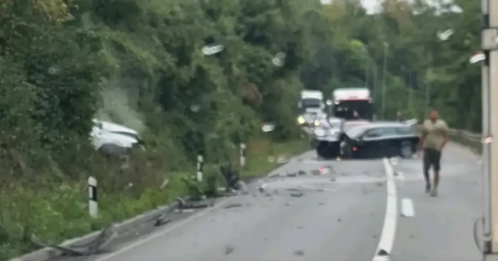 Jedna osoba poginula u stravičnom sudaru tri vozila, jedan automobil završio u rastinju pored ceste