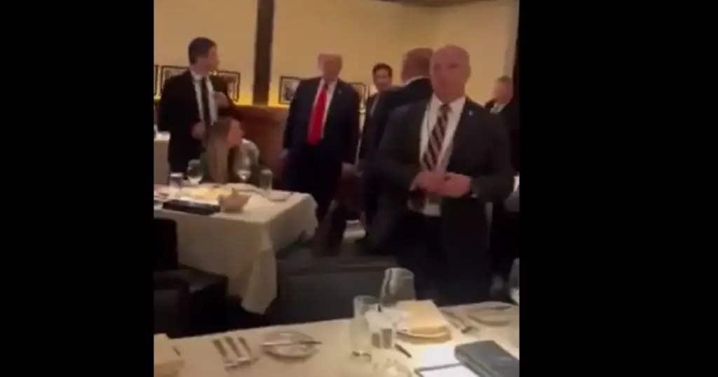 “Hitler našeg vremena”: Trump se nije dobro proveo u restoranu, dočekali ga povici i kritike