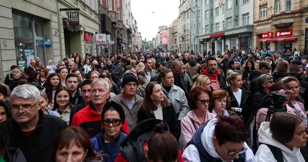 Hiljade Sarajlija okupile se ispred Vječne vatre da odaju počast Halidu Bešliću