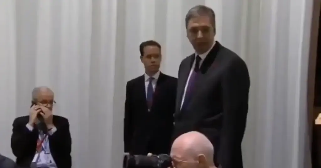 Vučić doživio novu blamažu: Nije imao gdje sjesti, pa razbio stolicu