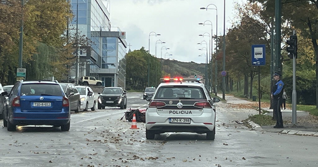 Težak sudar automobila i motocikla u Sarajevu, jedna osoba povrijeđena