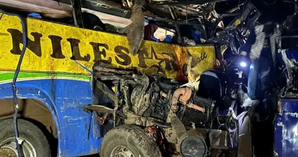 Stravična nesreća: Na autoputu se sudarila dva autobusa, poginulo više od 60 ljudi