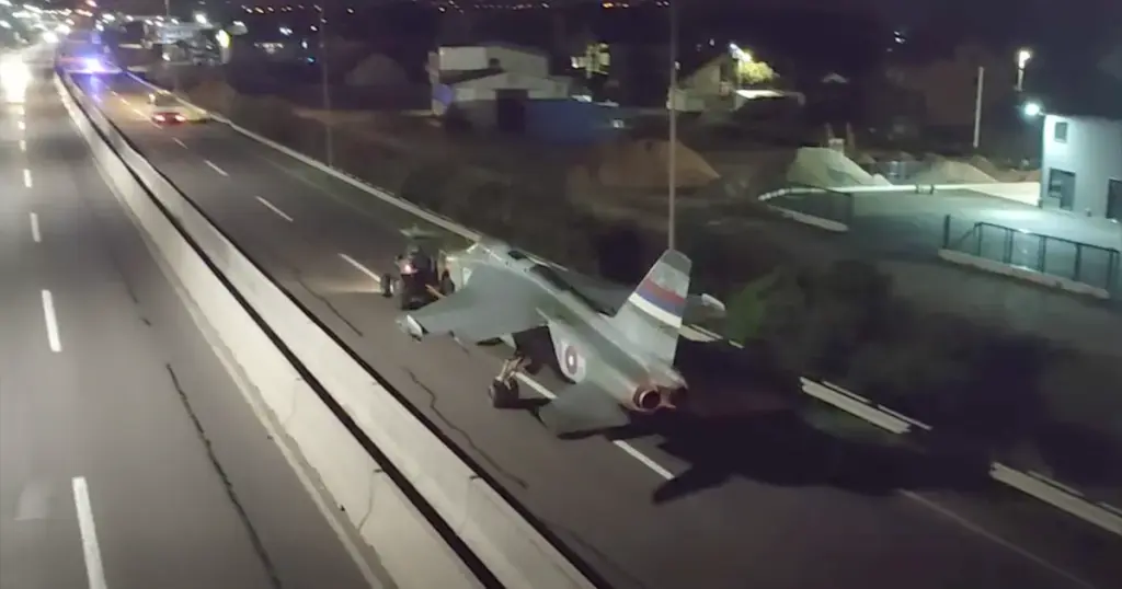 Prizor kakav se ne viđa: Borbeni avion cestom dovezen u Banju Luku