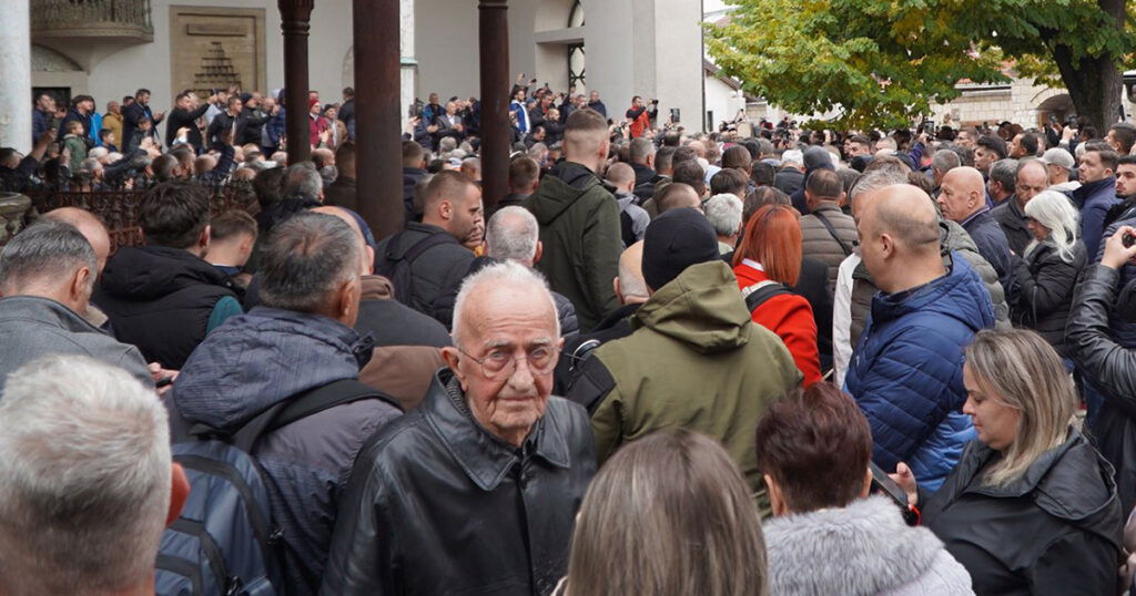 Hiljade ljudi klanja dženazu Halidu Bešliću u i oko  Begove džamije u Sarajevu