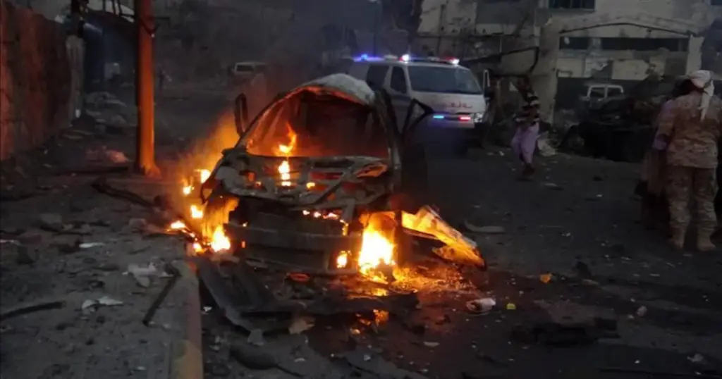 U dvostrukom napadu automobilima bombama ubijena najmanje četiri vojnika, deset ih je ranjeno
