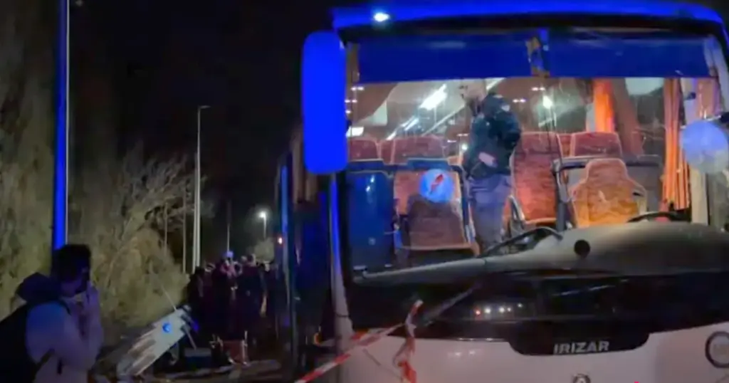 Huligani napali autobus s navijačima protivničkog tima. Pogodili vozača i ubili ga