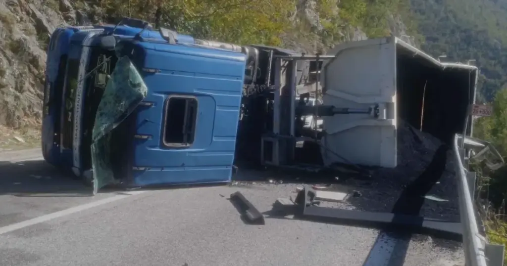 Kamion se prevrno kod mosta Bijela, na MP Jablanica-Mostar, saobraćaj otežan