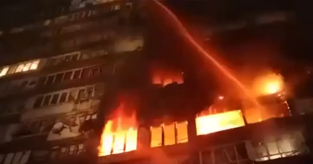 Rusi izveli masovni napad na Kijev, gorio neboder u centru grada. Više osoba je povrijeđeno