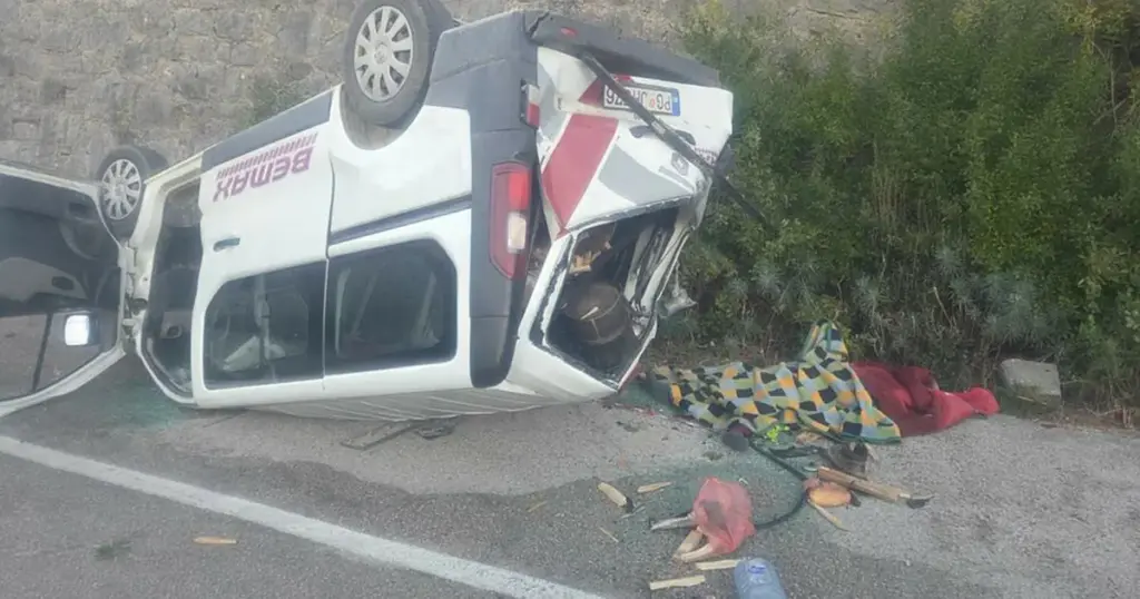Prevrnuo se kombi sa radnicima, jedan poginuo. Šestorica su povrijeđena, od toga četvorica teško