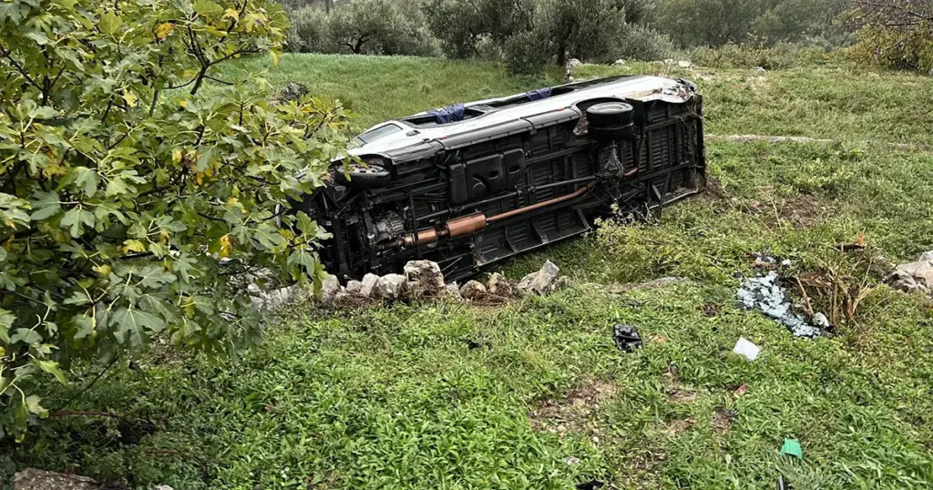 Prevrnuo se kombi s djecom koja su se vraćala s takmičenja. Jedno dijete poginulo, sedmero ih je teško povrijeđeno