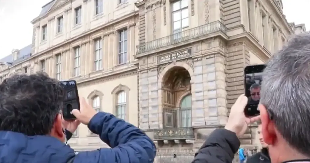 Nova atrakcija Louvrea: Prozor kroz koji su lopovi ušli i ukrali nakit vrijedan 88 miliona eura
