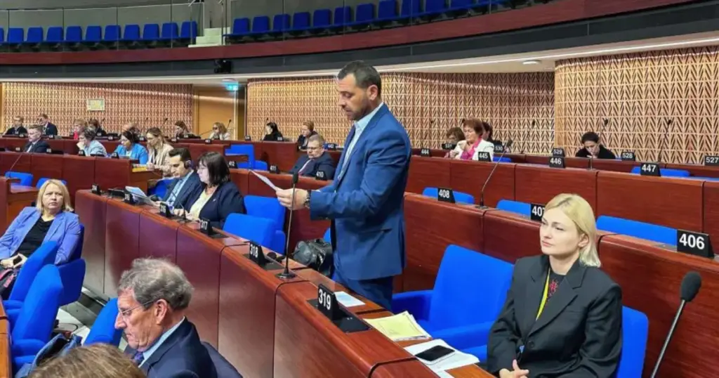 Magazinović u Strazburu: Vlast u Srbiji i danas promovira destruktivnu velikosrpsku ideologiju