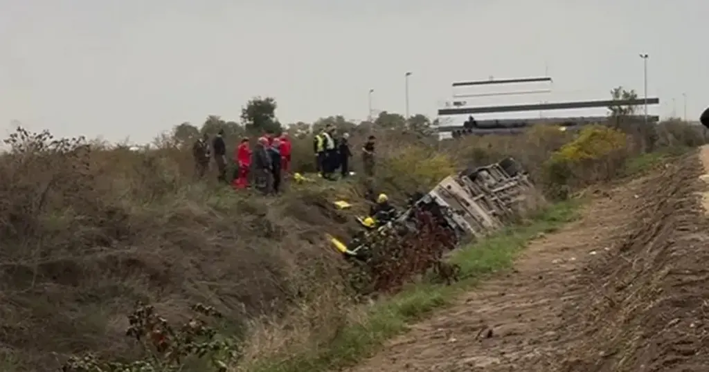 Autobus sletio u kanal, dvije osobe poginule