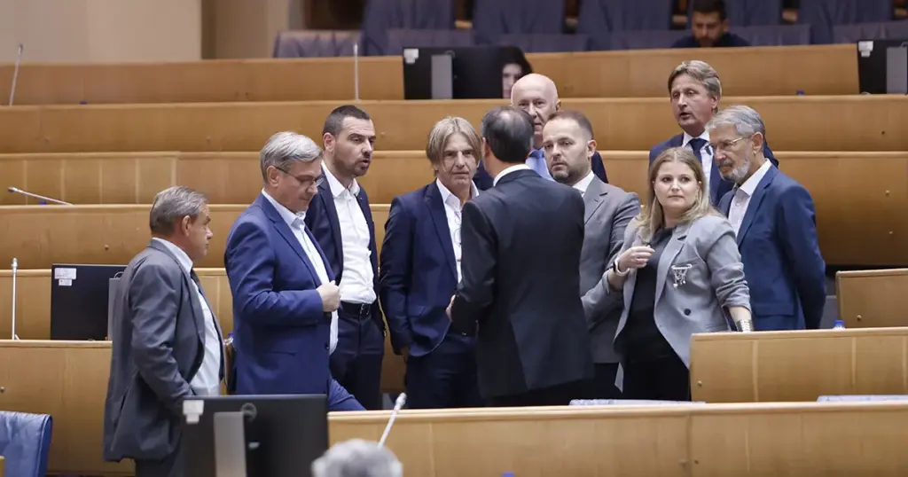 “Rat” DF-a i Naše stranke: Jedne optužuju da su uz SDA, HDZ i SNSD. Druge da su lažovi