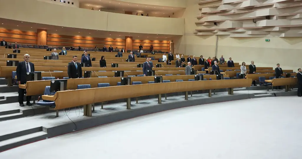SDA uz HDZ, SNSD i DF-u: “Emrić izašao iz sale i spriječio usvajanje dvije važne odluke”