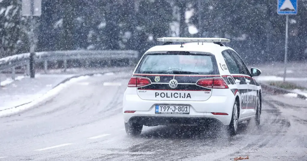 Poruka vozačima: Pripremite vozilo za zimu, u planinskim područjima snijeg je prekrio ceste
