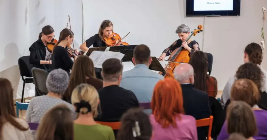 U Umjetničkoj galeriji BiH koncert “Muzikom kroz izložbu”, umjetnost kao otpor i svjedočanstvo