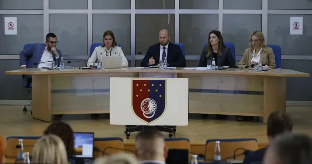 Vlast u KS se zadužila 22,7 miliona eura za “unapređenje zraka” i još pet miliona za prugu