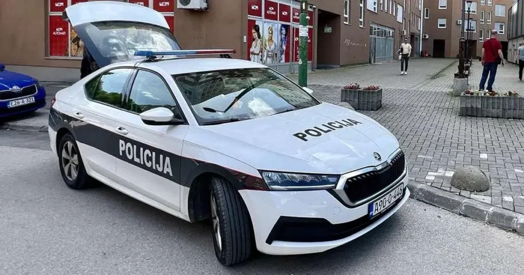 U dvorištu osnovne škole fizički napadnuta zaposlenica škole, reagovala policija
