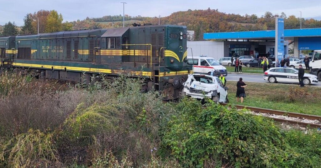 Voz na pružnom prijelazu udario u automobil i potpuno ga uništio, jedna osoba prevezena na UKC