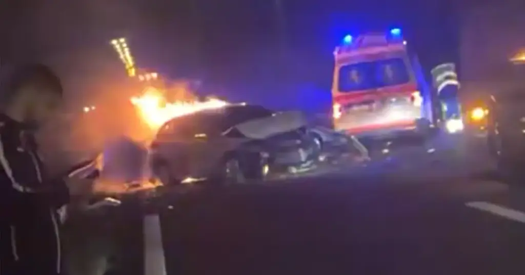 Objavljen snimak: Iz zapaljenog automobila vozač spašen u posljednji čas