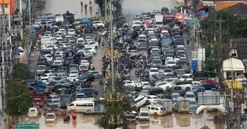Prizori katastrofe: Na gomili stotine uništenih automobila, broj mrtvih premašio 160