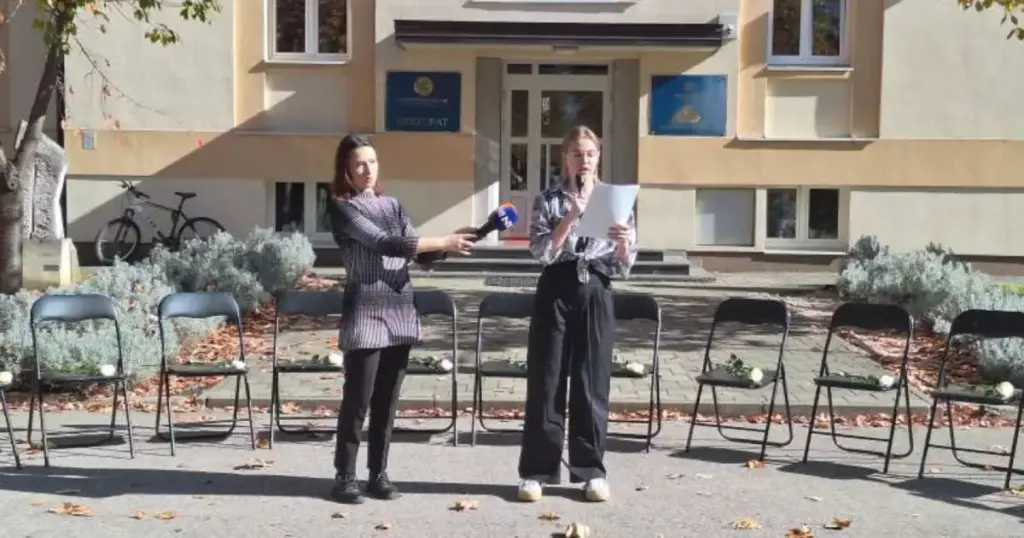 16 stolica sa 16 bijelih ruža: U Banjaluci odata počast stradalim u padu nadstrešnice u Novom Sadu