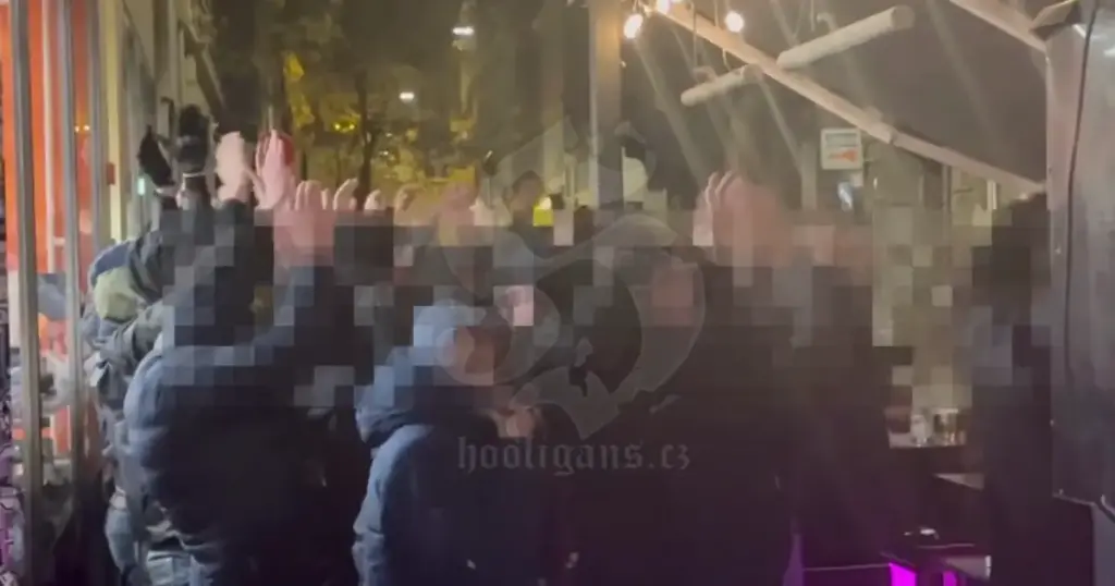 Grupa maskiranih muškaraca se okupila ispred centra gdje se održavaju Dani kulture Srba, jedna pljunuo novinarku Indexa