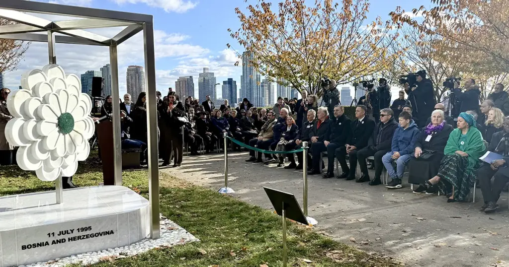 U parku UN-a u New Yorku otkriven “Cvijet Srebrenice”