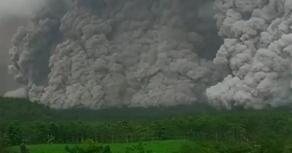 Zastrašujući prizori erupcije velikog vulkana, ogroman oblak dima uništava sve pred sobom