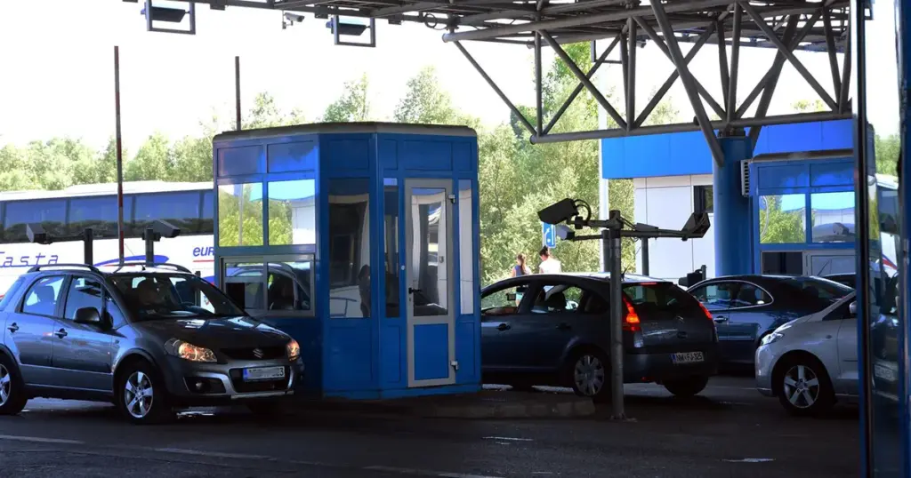 Duge kolone putničkih vozila na izlazu iz BiH na više graničnih prelaza